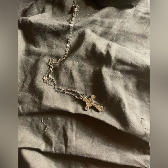 Beautiful white OPAL DESIGN CROSS NECKLACE - Picture 3 of 3